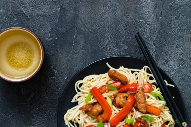 Szechuan karıştırın kızarmış baharatlı domuz eti kırmızı biber ve yeşil soğan ile, 