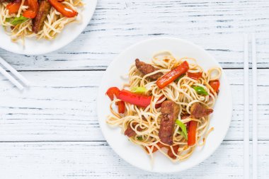 Szechuan karıştırın kızarmış baharatlı domuz eti kırmızı biber ve yeşil soğan ile. 