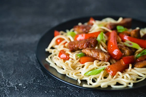 Szechuan karıştırın kızarmış baharatlı domuz eti kırmızı biber ve yeşil soğan ile. 