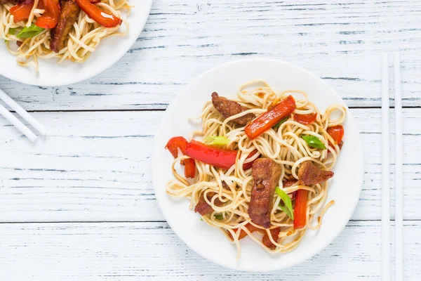 Szechuan karıştırın kızarmış baharatlı domuz eti kırmızı biber ve yeşil soğan ile. 