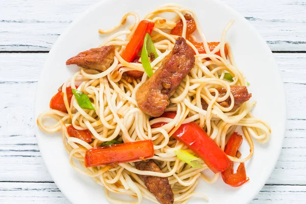 Szechuan karıştırın kızarmış baharatlı domuz eti kırmızı biber ve yeşil soğan ile. 