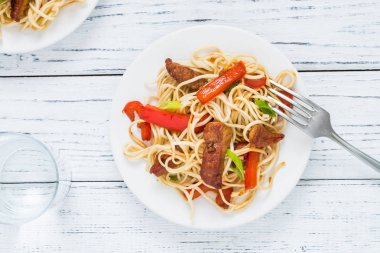 Kırmızı biber ve yeşil soğan ile kızarmış baharatlı domuz üzerinde beyaz w ilave edin.