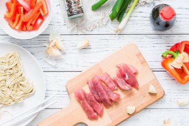 Beyaz tahta üzerinde Asya baharatlı domuz eti yemek için taze ham maddeler