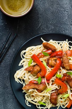 Szechuan karıştırın kızarmış baharatlı domuz eti kırmızı biber ve yeşil soğan ile, 