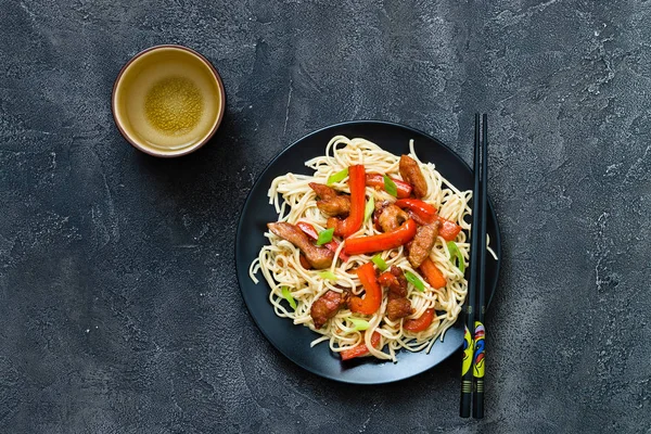 Szechuan karıştırın kızarmış baharatlı domuz eti kırmızı biber ve yeşil soğan ile, 
