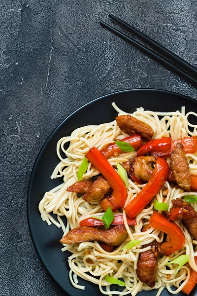 Szechuan karıştırın kızarmış baharatlı domuz eti kırmızı biber ve yeşil soğan ile. 