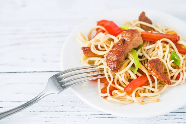 Kırmızı biber ve yeşil soğan ile kızarmış baharatlı domuz üzerinde beyaz w ilave edin.