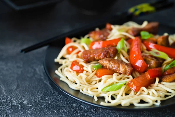 Szechuan karıştırın kızarmış baharatlı domuz eti kırmızı biber ve yeşil soğan ile. 