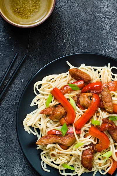 Szechuan karıştırın kızarmış baharatlı domuz eti kırmızı biber ve yeşil soğan ile, 