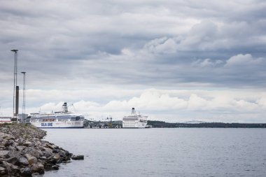 Stockholm, İsveç - 12 Temmuz 2017: Görünüm Frihamnen sudan görüldüğü gibi bekleyen çok büyük gemi ile Stokholm, İsveç, bağlantı noktası üzerinden