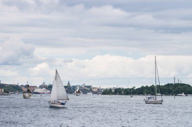 Stockholm, İsveç'te Baltık denizinde yelken tekne