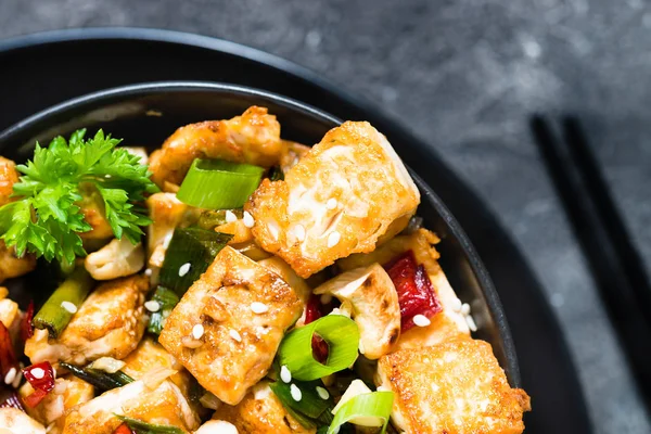 Kızarmış tofu, kaju, biber ilave edin. Yakın çekim, görünümü top