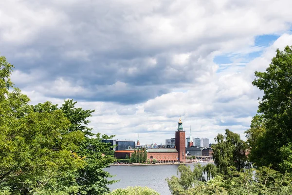 Uitzicht op het stadhuis in Stockholm, Zweden, gezien achter de bomen — Stockfoto