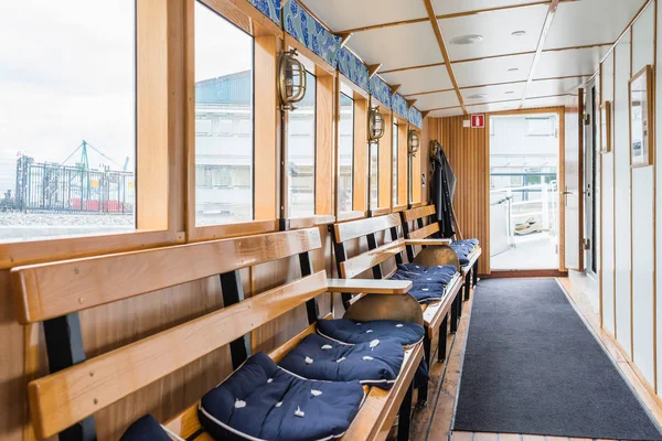 Stockholm, İsveç - 12 Temmuz 2017: Tekne iç windows, ahşap banklar ve yumuşak koltuk