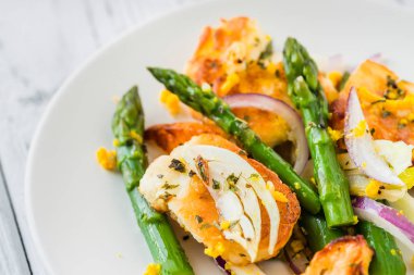 Kızarmış Hellim, kuşkonmaz ve portakal lezzet salatası. Yakın çekim