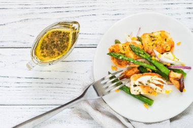 Kızarmış Hellim, kuşkonmaz ve portakal lezzet salatası. Üstten Görünüm