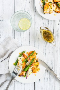 Kızarmış Hellim, kuşkonmaz ve portakal lezzet salatası. Üstten Görünüm