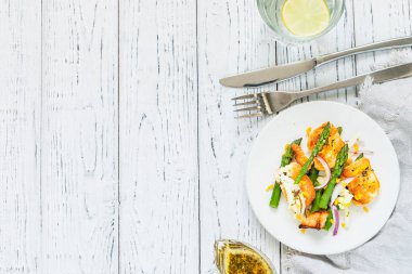 Kızarmış Hellim, kuşkonmaz ve portakal lezzet salatası. Üstten Görünüm