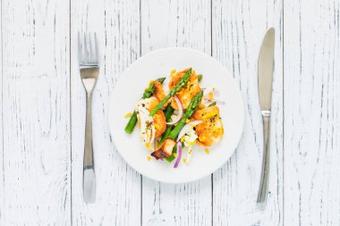 Kızarmış Hellim, kuşkonmaz ve portakal lezzet salatası. Üstten Görünüm