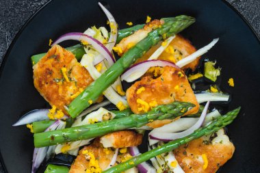 Kızarmış Hellim, kuşkonmaz ve portakal lezzet salatası. Görünümü en çok, yakın çekim