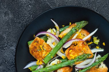 Kızarmış Hellim, kuşkonmaz ve portakal lezzet salatası. Üstten Görünüm, kopya alanı