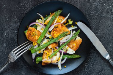 Kızarmış Hellim, kuşkonmaz ve portakal lezzet salatası. Üstten Görünüm