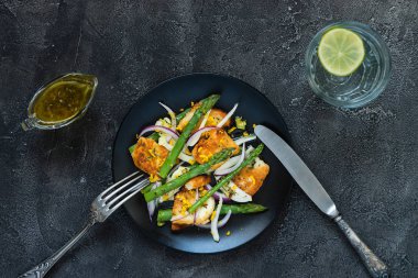 Kızarmış Hellim, kuşkonmaz ve portakal lezzet salatası. Üstten Görünüm