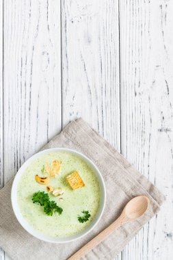 Brokoli, kraker, kaju, maydanoz ile yeşil sağlıklı krem çorbası