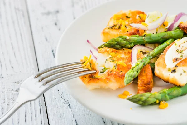 Kızarmış Hellim, kuşkonmaz ve portakal lezzet salatası. Yakın çekim