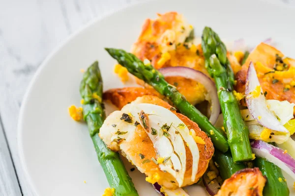 Kızarmış Hellim, kuşkonmaz ve portakal lezzet salatası. Yakın çekim