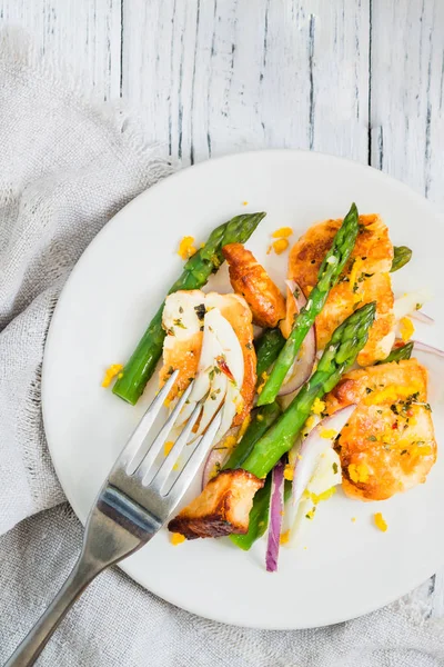 Kızarmış Hellim, kuşkonmaz ve portakal lezzet salatası. Üstten Görünüm