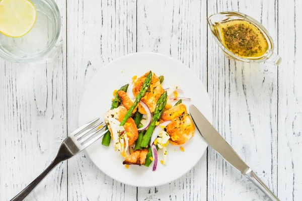 Kızarmış Hellim, kuşkonmaz ve portakal lezzet salatası. Üstten Görünüm