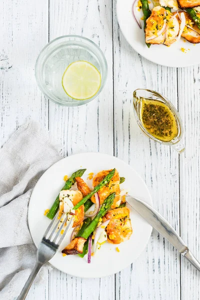 Kızarmış Hellim, kuşkonmaz ve portakal lezzet salatası. Üstten Görünüm