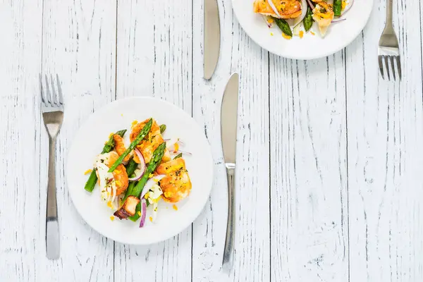 Kızarmış Hellim, kuşkonmaz ve portakal lezzet salatası. Üstten Görünüm