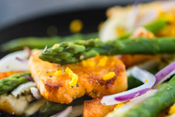 Kızarmış Hellim, kuşkonmaz ve portakal lezzet salatası. Yakın çekim