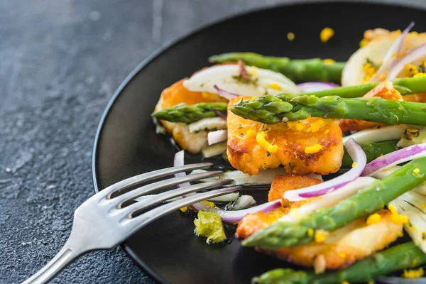 Kızarmış Hellim, kuşkonmaz ve portakal lezzet salatası. Yakın çekim