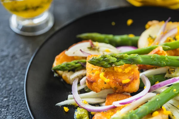 Kızarmış Hellim, kuşkonmaz ve portakal lezzet salatası. Yakın çekim