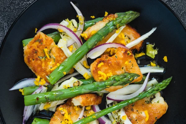 Kızarmış Hellim, kuşkonmaz ve portakal lezzet salatası. Görünümü en çok, yakın çekim