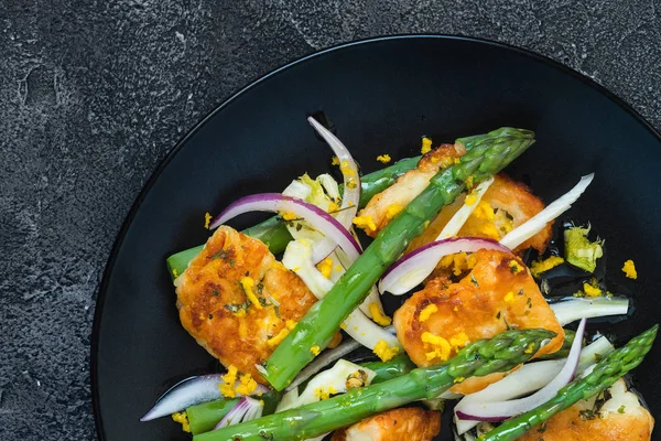 Kızarmış Hellim, kuşkonmaz ve portakal lezzet salatası. Üstten Görünüm, kopya alanı