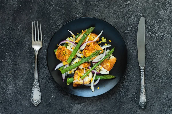 Kızarmış Hellim, kuşkonmaz ve portakal lezzet salatası. Üstten Görünüm