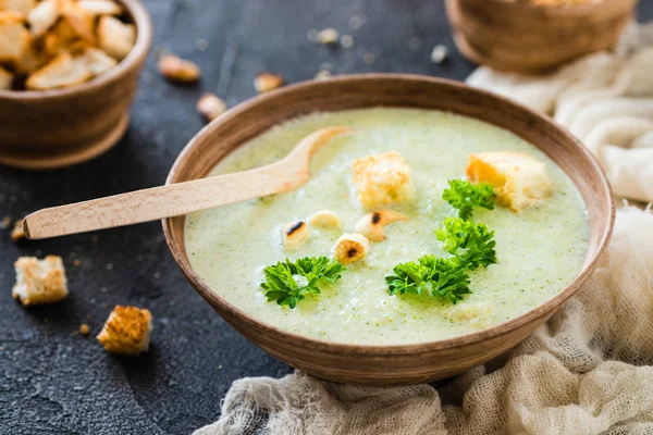 Grüne, gesunde Sahnesuppe mit Brokkoli, Cracker, Cashew, Petersilie — Stockfoto