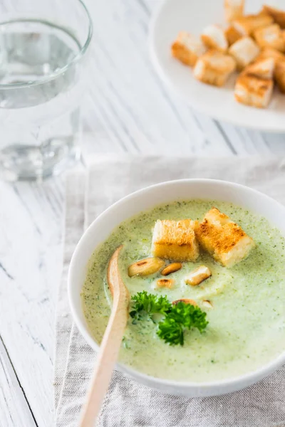 Grüne, gesunde Sahnesuppe mit Brokkoli, Cracker, Cashew, Petersilie — Stockfoto