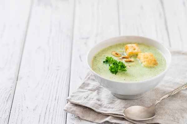 Grüne, gesunde Sahnesuppe mit Brokkoli, Cracker, Cashew, Petersilie — Stockfoto