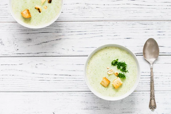 Green healthy cream soup with  broccoli, crackers, cashew, parsley — Stock Photo, Image