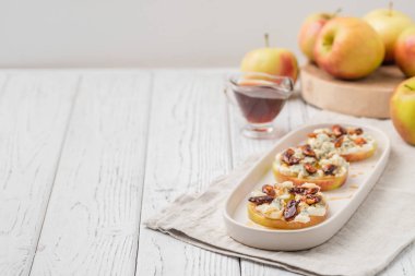 Krem peynir, gorgonzola ve baharatlı badem fındık ile Apple daireler