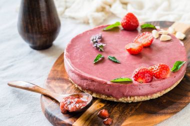 Çiğ sağlıklı vegan cheesecake, kaju, nane ve çilek ile ev yapımı