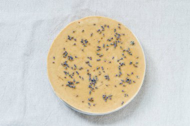 Lavanta ile ham sağlıklı peynirli kek. Üstten Görünüm