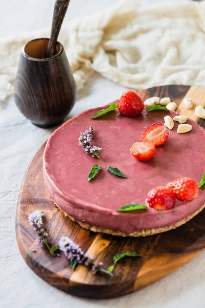 Çiğ sağlıklı vegan cheesecake, kaju, nane ve çilek ile ev yapımı