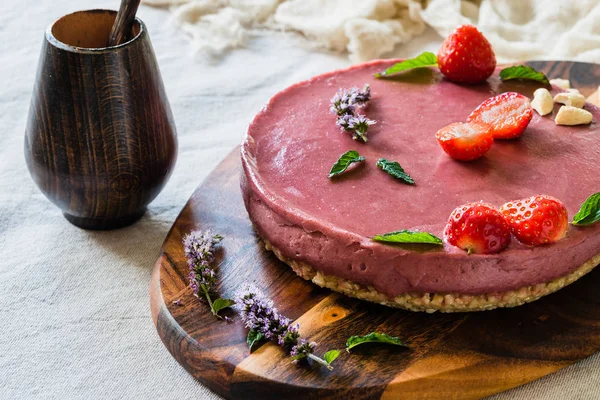 Çiğ sağlıklı vegan cheesecake, kaju, nane ve çilek ile ev yapımı