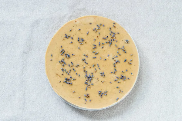 Lavanta ile ham sağlıklı peynirli kek. Üstten Görünüm